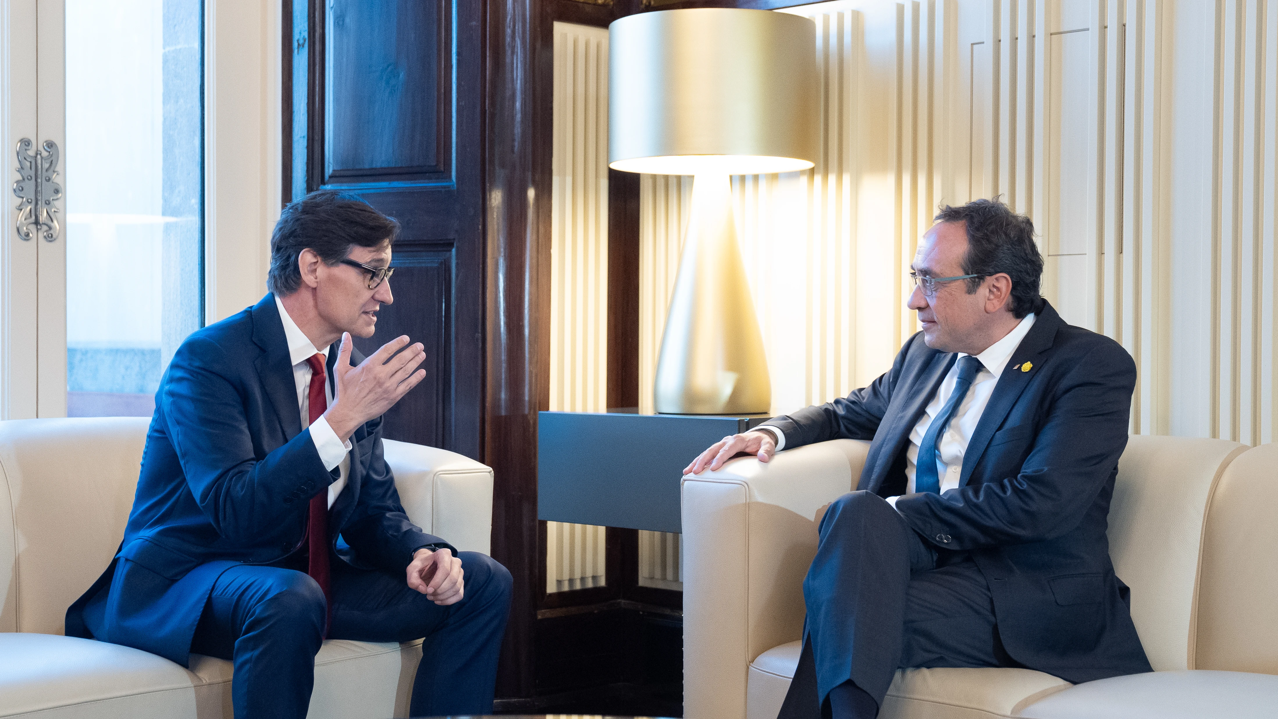 El líder del PSC, Salvador Illa, y el president del Parlament de Catalunya, Josep Rull, este martes durante la ronda de contactos. 