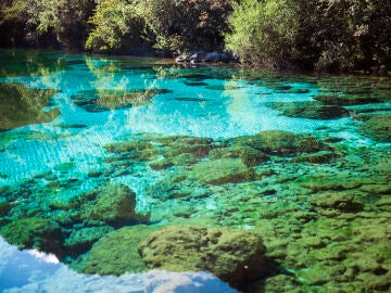 Imagen de una laguna con aguas cristalinas