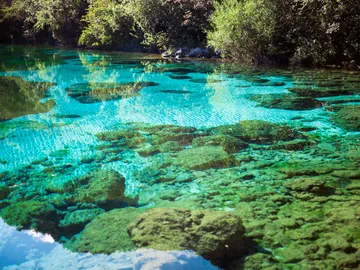 Imagen de una laguna con aguas cristalinas Imagen de una laguna con aguas cristalinas