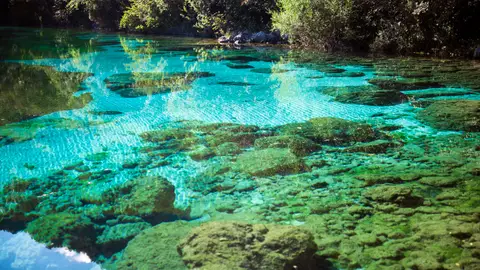 Imagen de una laguna con aguas cristalinas Imagen de una laguna con aguas cristalinas