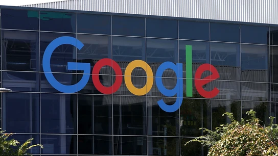 El nuevo logotipo de Google se muestra en la sede de Google el 2 de septiembre de 2015 en Mountain View, California. El nuevo logotipo de Google se muestra en la sede de Google el 2 de septiembre de 2015 en Mountain View, California.