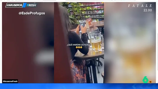 Pilla a la chica con la que ha quedado mirando Tinder en su primera cita Pilla a la chica con la que ha quedado mirando Tinder en su primera cita