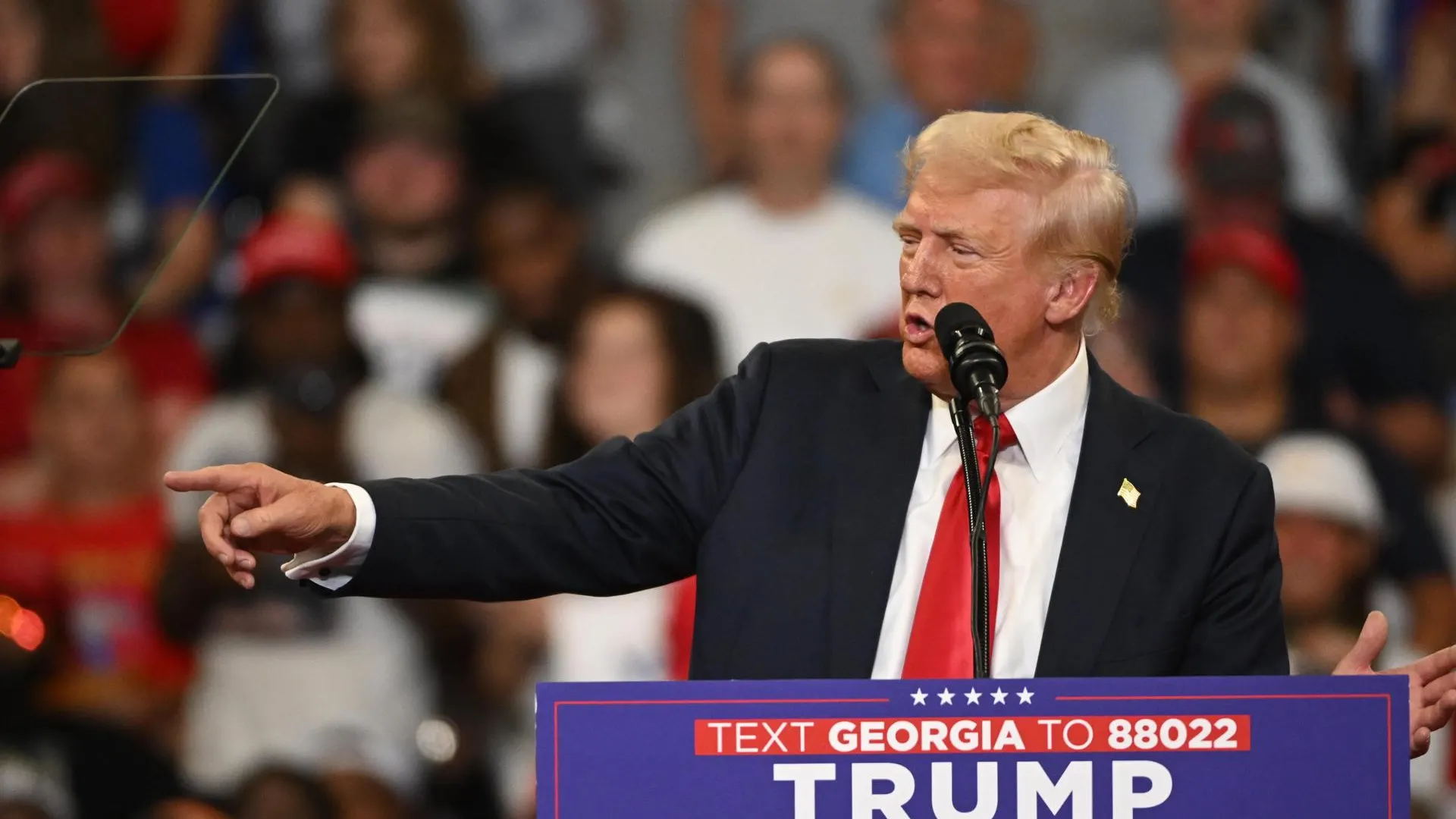 Donald Trump se dirige a sus acólitos en Georgia