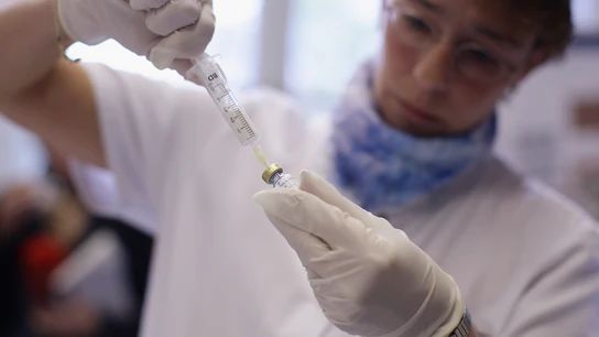 Una enfermera prepara un inyectable. Una enfermera prepara un inyectable.