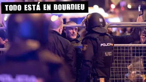 Un policía nacional habla con el líder de Desokupa, Daniel Esteve, en una manifestación del 7 de noviembre de 2023, en Madrid (España). Un policía nacional habla con el líder de Desokupa, Daniel Esteve, en una manifestación del 7 de noviembre de 2023, en Madrid (España).