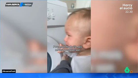 Un bebé rompe a llorar al ver su mantita favorita en la lavadora: la quiere recuperar a toda costa Un bebé rompe a llorar al ver su mantita favorita en la lavadora: la quiere recuperar a toda costa