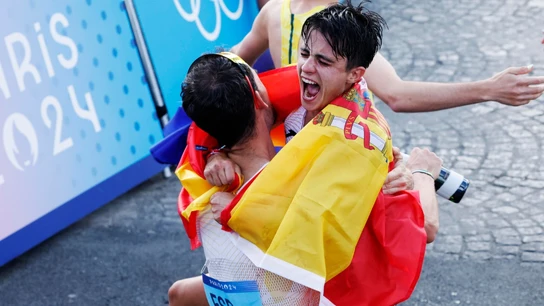 Abrazo entre María Pérez y Álvaro Martín Abrazo entre María Pérez y Álvaro Martín