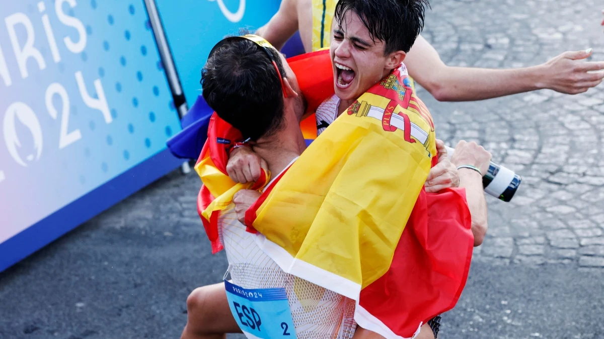 Abrazo entre María Pérez y Álvaro Martín