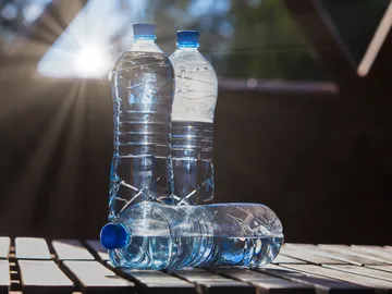 Botellas de agua expuestas al sol Botellas de agua expuestas al sol
