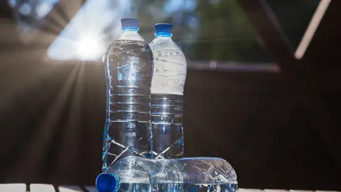 Botellas de agua expuestas al sol Botellas de agua expuestas al sol