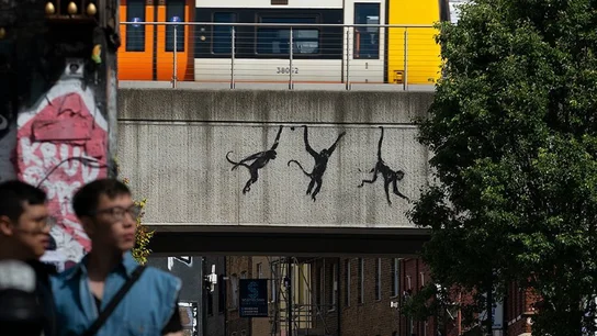 Banksy revela su tercera obra en tres días en Londres, tres monos colgando en la estación de Shoreditch High Street La tercera obra de Banksy en Londres en tres días, tres monos colgando que podrían ser los tres monos sabios japoneses