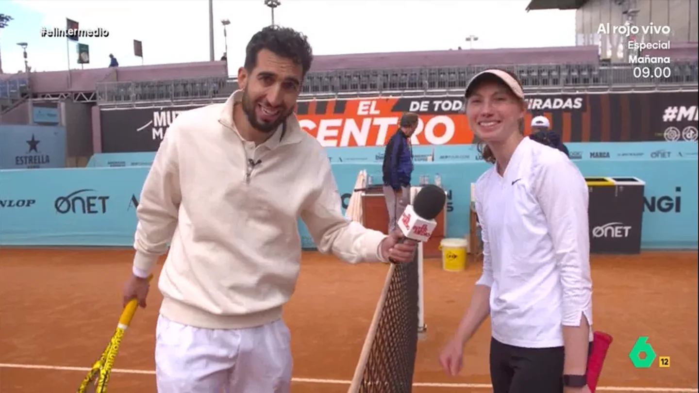 Isma Juárez termina "ahogado" después de pelotear con Cristina Bucsa durante 30 segundos: "Has podido conmigo" El reportero asistió al Open de Madrid, una cita deportiva en la que se dieron cita alguno de los tenistas más importantes del mundo. El reportero pudo jugar con la tenista Cristina Bucșa e incluso consiguió un obsequio de Carlos Alcaraz.