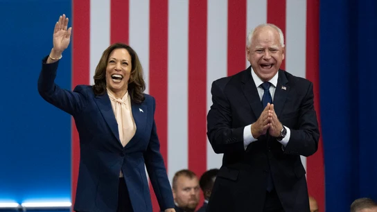 Kamala Harris y Tim Walz saludan a los asistentes al mitin demócrata celebrado en Philadelphia Kamala Harris y Tim Walz saludan a los asistentes al mitin demócrata celebrado en Philadelphia