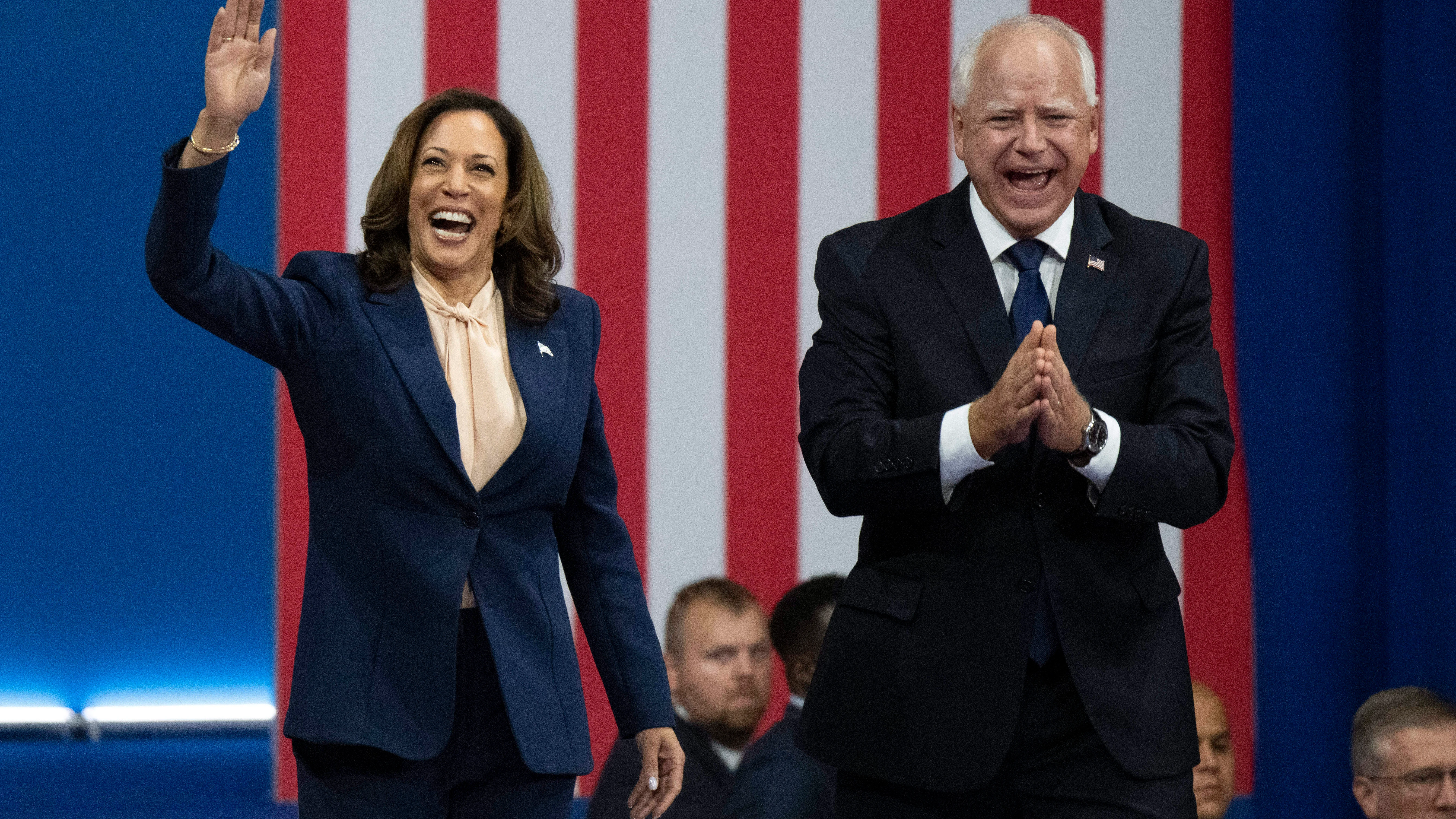 Kamala Harris y Tim Walz saludan a los asistentes al mitin demócrata celebrado en Philadelphia