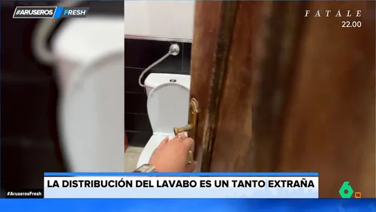 Una mujer alucina al ver la rara distribución del baño de un restaurante: ni privacidad ni nada Una mujer alucina al ver la rara distribución del baño de un restaurante: ni privacidad ni nada