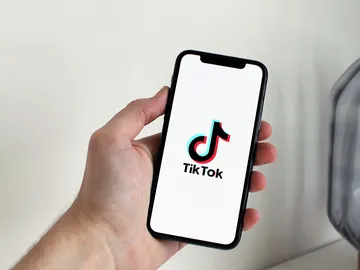 Imagen de un móvil usando TikTok  Imagen de un móvil usando TikTok