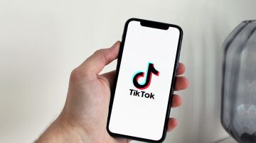 Imagen de un móvil usando TikTok 