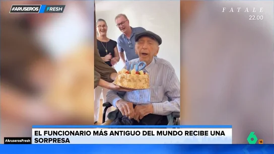 El funcionario más antiguo del mundo recibe un homenaje por sus 102 años: "Lleva en la misma empresa 86 años" El funcionario más antiguo del mundo recibe un homenaje por sus 102 años: "Lleva en la misma empresa 86 años"