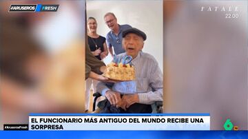 El funcionario más antiguo del mundo recibe un homenaje por sus 102 años: "Lleva en la misma empresa 86 años"