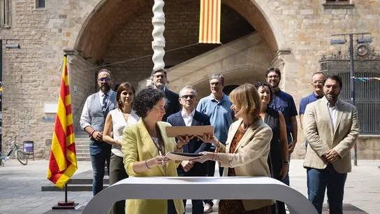 Miembros de ERC y PSC firman el acuerdo de investidura de Salvador Illa Miembros de ERC y PSC firman el acuerdo de investidura de Salvador Illa