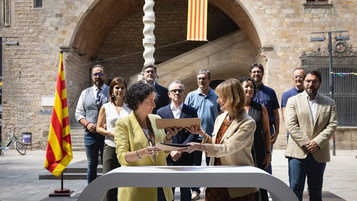 Miembros de ERC y PSC firman el acuerdo de investidura de Salvador Illa Miembros de ERC y PSC firman el acuerdo de investidura de Salvador Illa