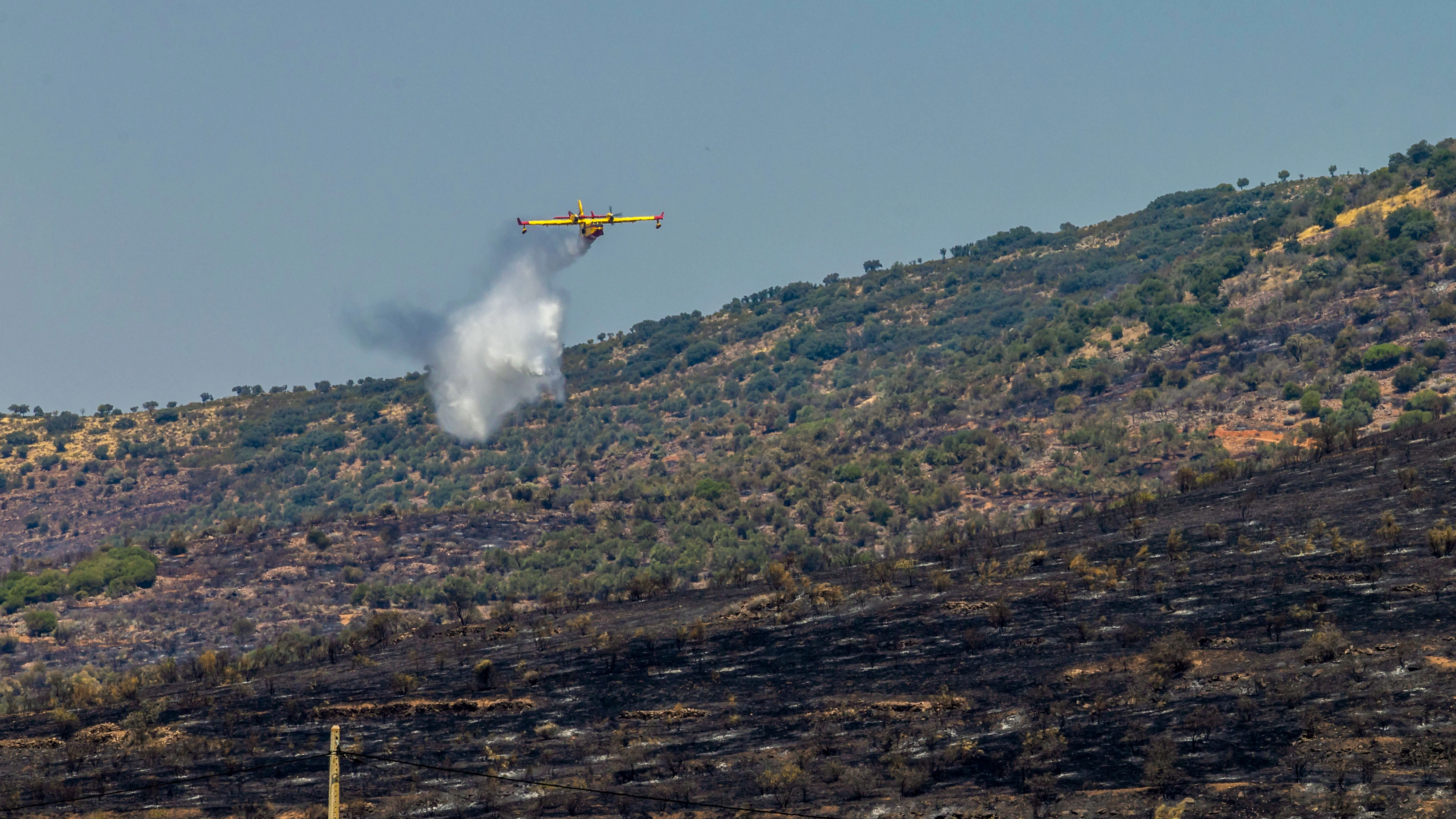 Un hidroavión participa en las tareas de extinción del incendio forestal declarado este martes en La Estrella (Toledo)