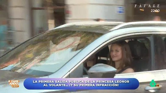 La princesa Leonor se 'estrena' conduciendo en Palma de Mallorca pero la pillán cometiendo una infracción de tráfico Parece que la joven conduce "fenomenal" ya que ninguna de las ocupantes del vehículo, su hermana, la infanta Sofía, su madre, la reina Letizia, y su abuela, la reina Sofía, se han aferrado a las agarraderas del coche.