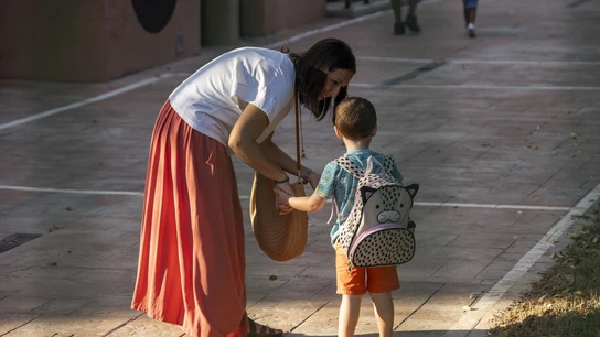 La OCDE pide cambiar el horario escolar: así es como afectaría a los padres Una madre se despide de su hijo con motivo del inicio del curso escolar.