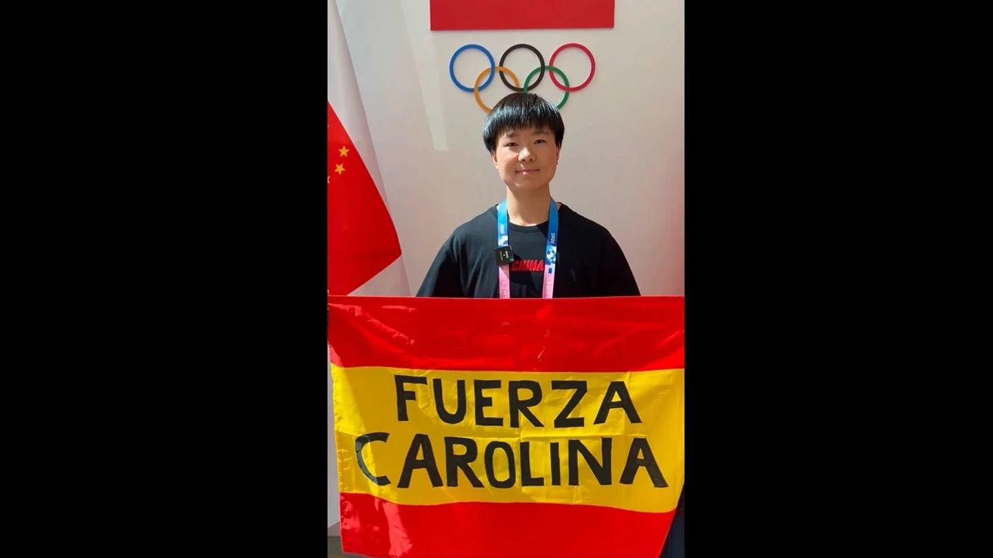 He Bing Jiao, con una bandera de España He Bing Jiao, con una bandera de España