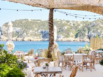 Imagen de un restaurante bonito en la playa Imagen de un restaurante bonito en la playa