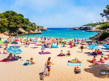 Masificación turística en una playa de Baleares