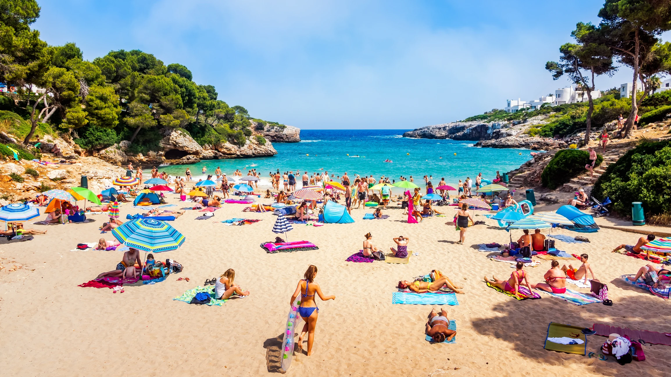 Masificación turística en una playa de Baleares Masificación turística en una playa de Baleares