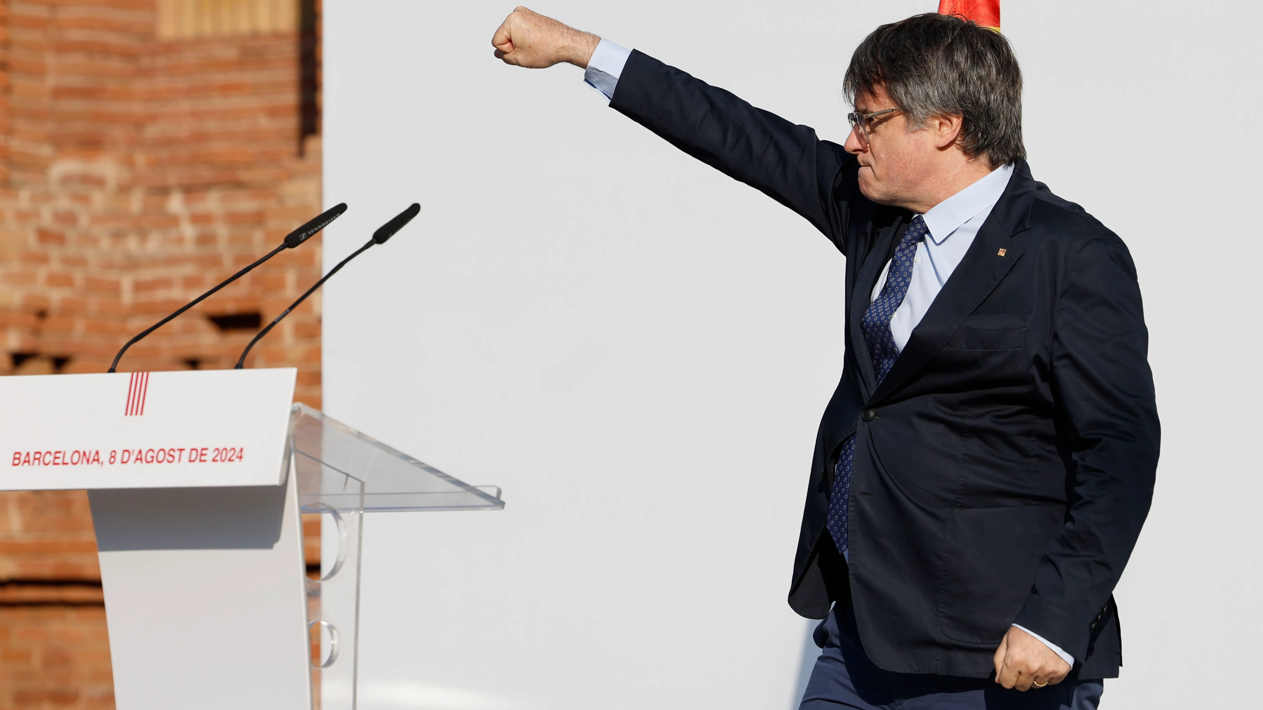 Puigdemont, con el puño en alto tras regresar a España