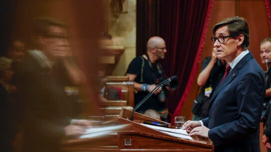 El candidato a la Presidencia de la Generalitat, Salvador Illa, en su intervenci&oacute;n este jueves en el Parlament.