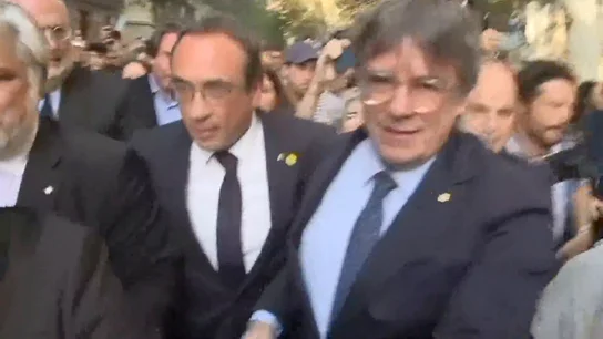 Carles Puigdemont y Josep Rull llegando juntos al Parlament. Carles Puigdemont y Josep Rull llegando juntos al Parlament.