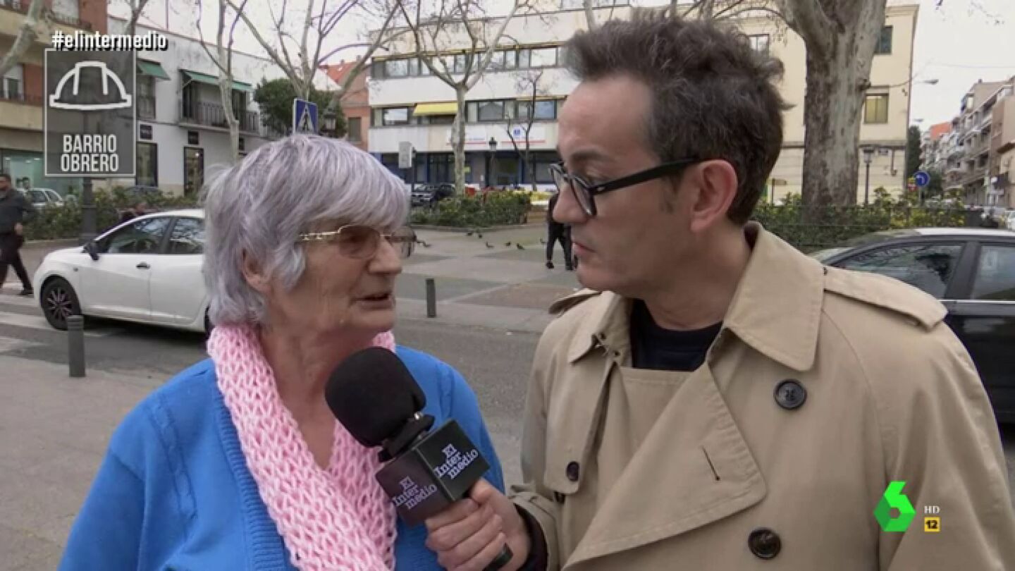 Una mujer de barrio obrero, a Santi Villas: "Llevo con una hucha tres a&ntilde;os y no tengo ni 100 euros"