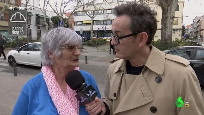 Una mujer de barrio obrero, a Santi Villas: "Llevo con una hucha tres años y no tengo ni 100 euros"
