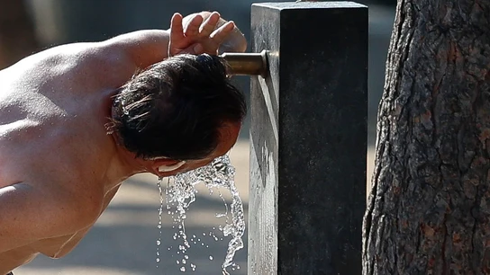 Un hombre bebe en una fuente esta mañana en la que el calor ya aprieta en Madrid Un hombre bebe en una fuente esta mañana en la que el calor ya aprieta en Madrid