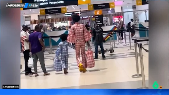 El conjunto de este joven diseñador ha captado todas las miradas de los viajeros en un aeropuerto  El conjunto de este joven diseñador ha captado todas las miradas de los viajeros en un aeropuerto