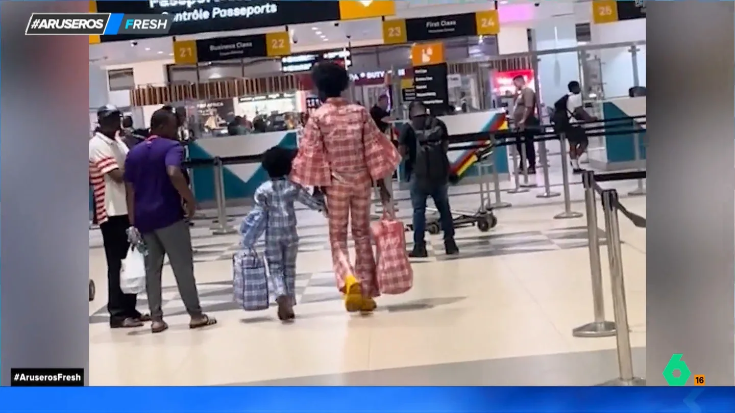 El conjunto de este joven diseñador ha captado todas las miradas de los viajeros en un aeropuerto El conjunto de este joven diseñador ha captado todas las miradas de los viajeros en un aeropuerto
