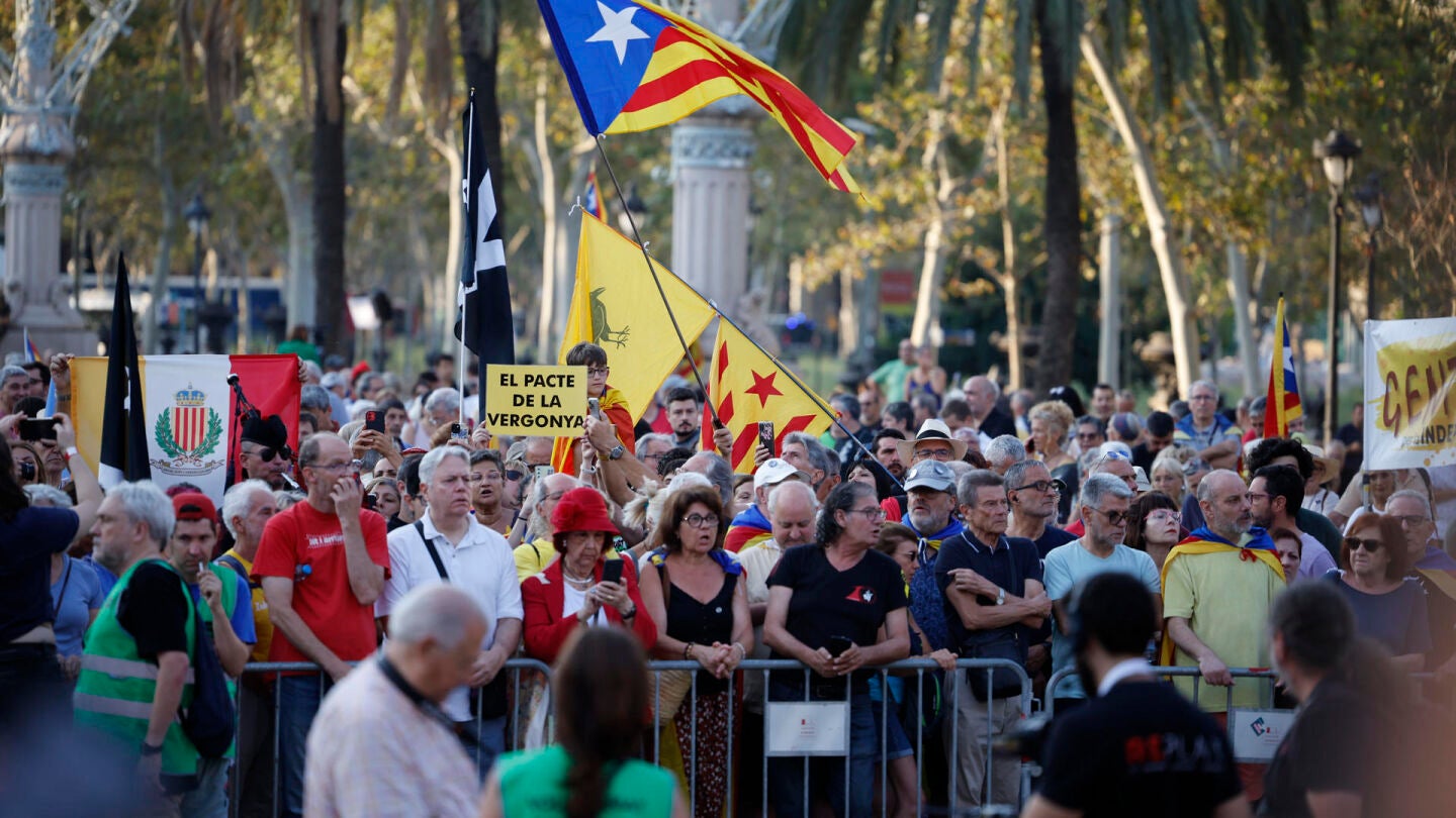 Numerosas personas de este jueves cerca del Parlament, donde tiene previsto celebrarse la investidura de Salvador Illa.