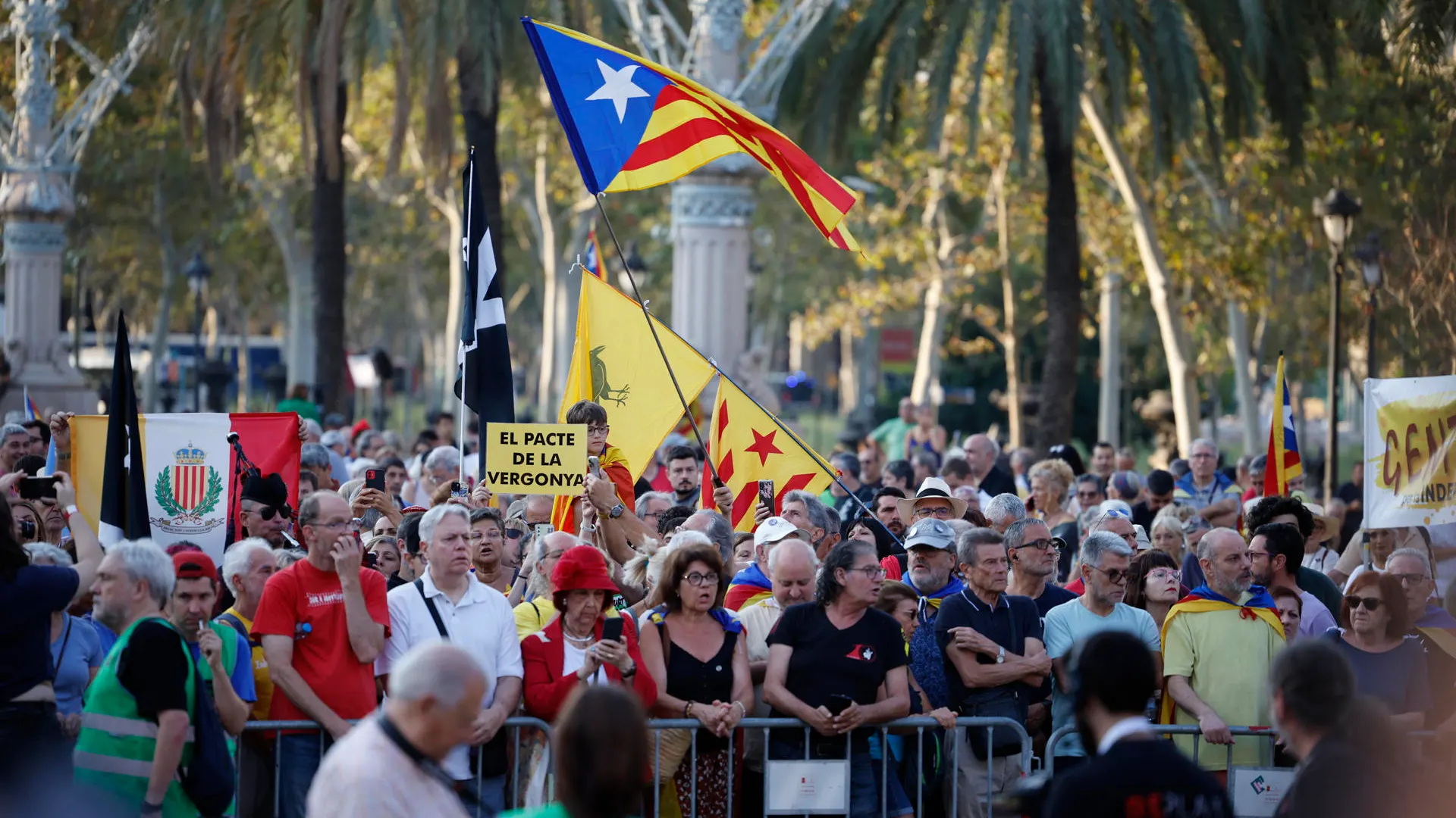 Numerosas personas de este jueves cerca del Parlament, donde tiene previsto celebrarse la investidura de Salvador Illa.