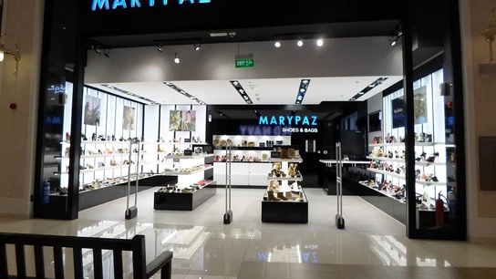 Marypaz presenta un ERE que afectará a 276 trabajadores y el cierre de 54 tiendas Marypaz Zapaterías, una empresa española, con un rótulo en árabe en una imagen de archivo
