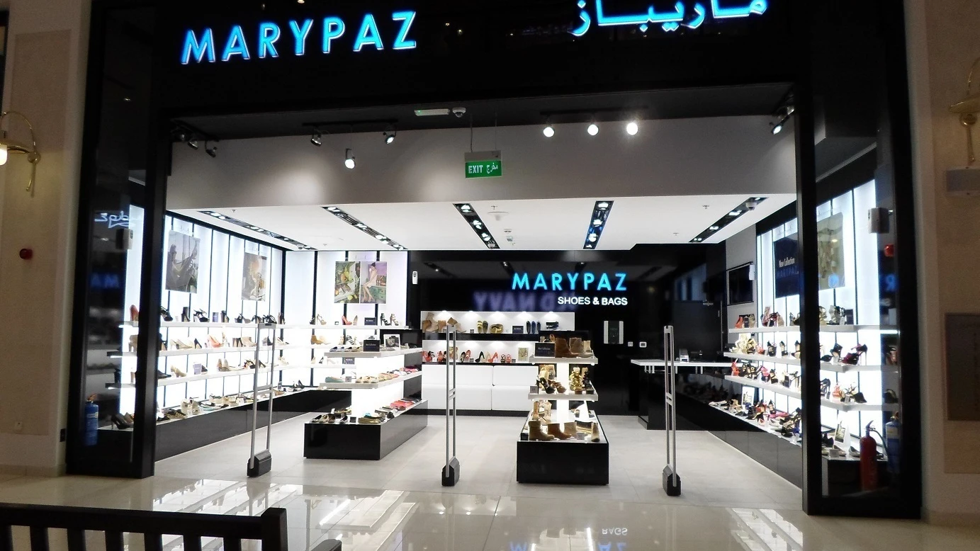 Marypaz Zapaterías, una empresa española, con un rótulo en árabe en una imagen de archivo