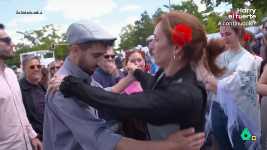 Isma Juárez se anima a bailar un chotis con Mónica García: "Bailar con el poder me va a costar caro" El reportero visitó la pradera de San Isidro donde se encontró con la ministra de Sanidad. García le explicó como ser un buen madrileño y, además, se atrevió a bailar un chotis con Juárez.