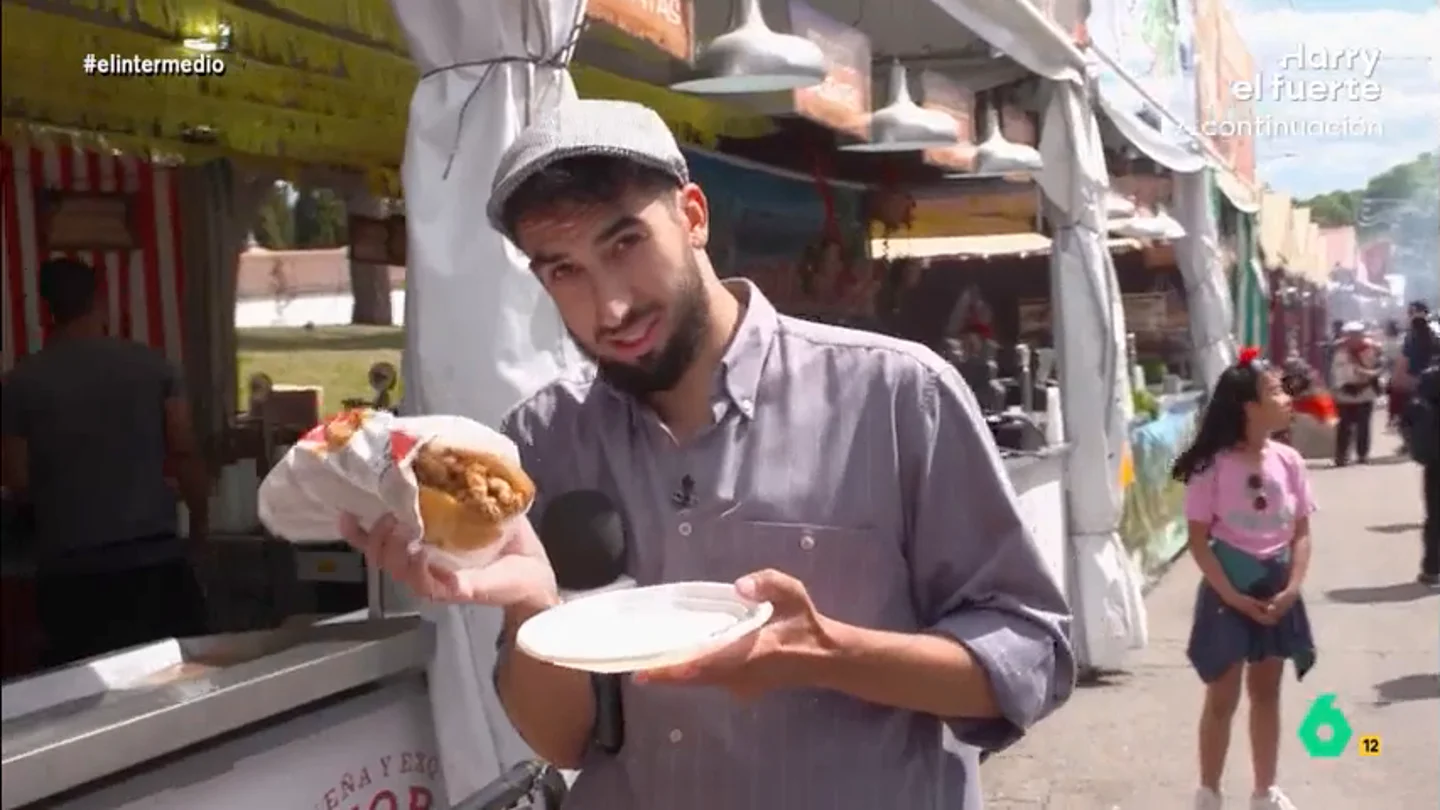 Isma Juárez prueba por primera vez el bocadillo de entresijos: "Madrileños, ¿de esto presumís?" El reportero demostró su habilidad para bailar un chotis e incluso se animó a probar uno de los platos más típicos de las verbenas madrileñas.