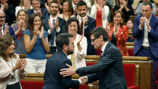 El candidato y líder del PSC Salvador Illa (d) saluda a Pere Aragonés tras ser investido president  El candidato y líder del PSC Salvador Illa (d) saluda a Pere Aragonés tras ser investido president