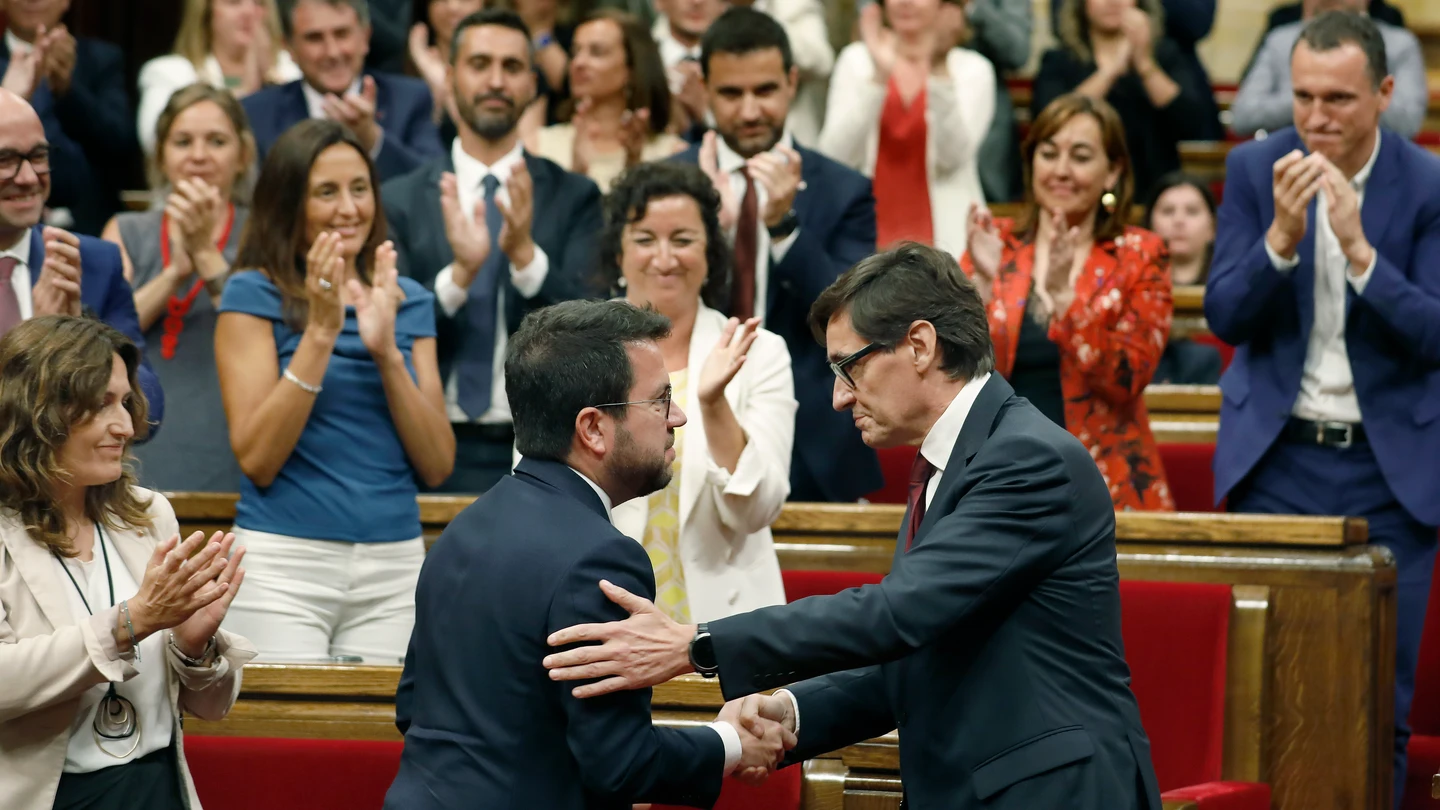 El candidato y líder del PSC Salvador Illa (d) saluda a Pere Aragonés tras ser investido president El candidato y líder del PSC Salvador Illa (d) saluda a Pere Aragonés tras ser investido president