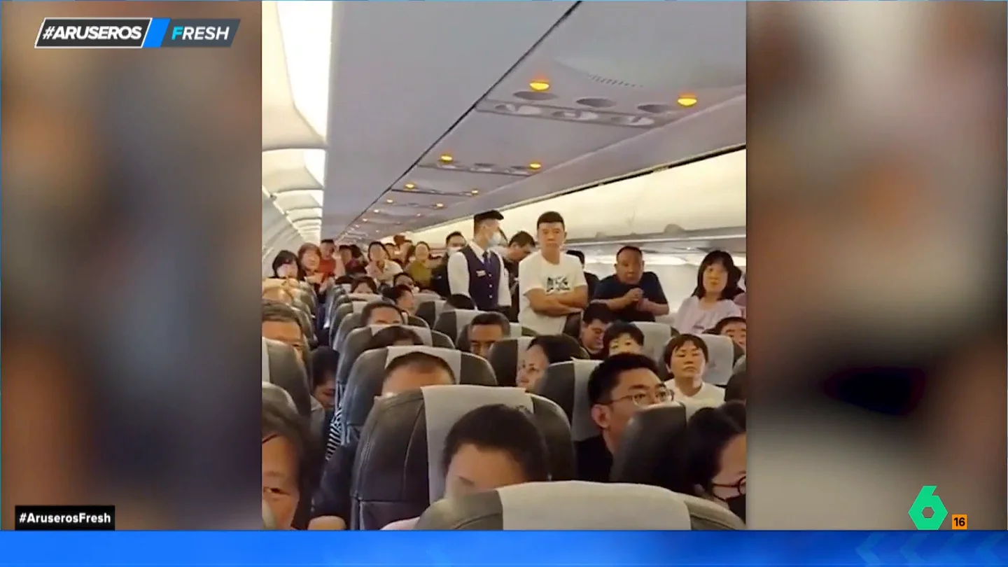 Una mujer provoca un retraso de dos horas y media en su vuelo por no sentarse correctamente en su asiento Una mujer provoca un retraso de dos horas y media en su vuelo por no sentarse correctamente en su asiento