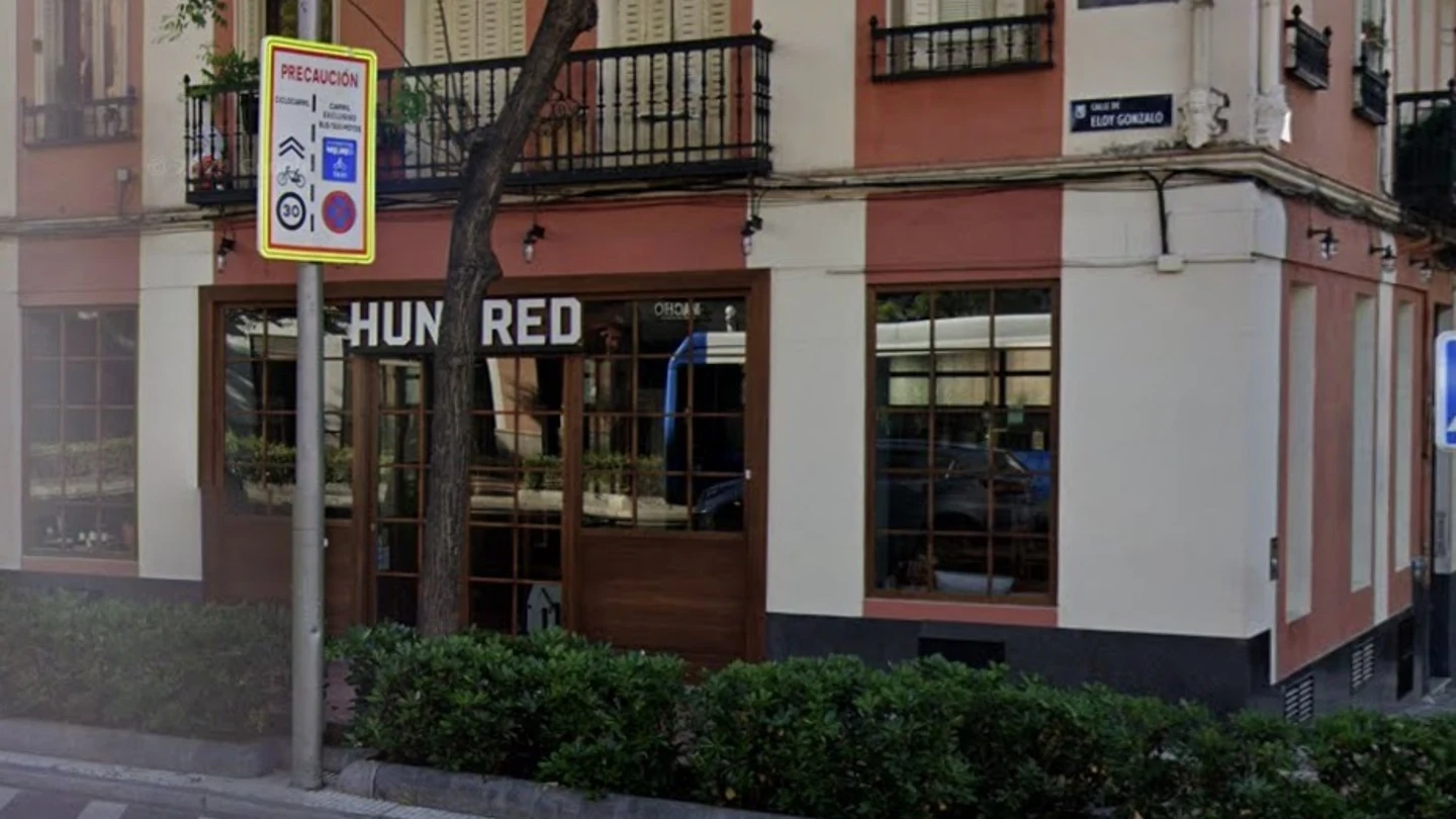 Al menos 13 intoxicados por salmonelosis tras comer hamburguesas en mal estado en una conocida cadena en Madrid Al menos 13 intoxicados por salmonelosis tras comer hamburguesas en mal estado en una conocida cadena en Madrid